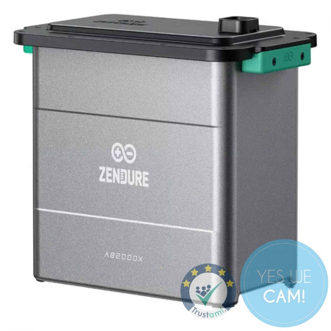 Zendure AB2000X Erweiterungsbatterie in schräger Frontansicht mit silbergrauem Gehäuse, schwarzem Deckel und grünen Seitenelementen