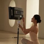 Montage des Amaran Peak an 3/8-Zoll-Stativ im Studio