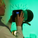 Person richtet amaran Ray 360c im Studio aus und bedient das Display, ausgeleuchtete Umgebung