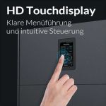 Marstek Balkonkraftwerk Speicherlösung mit Touchscreen-Bedienung durch Nutzer