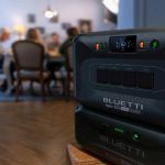 Bluetti Apex 300 Rückansicht mit Kühlung und Anschlüssen