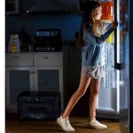 Bluetti Apex 300 im Einsatz beim Camping mit angeschlossenen Geräten