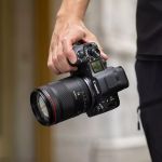 Lieferumfang des Canon RF 85mm F1.4L VCM mit Objektivbeutel und Zubehör