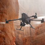 DJI Matrice 400 Drohne für industrielle Anwendungen mit maximaler Flugdistanz von 49 km.