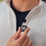 DJI Mic 3 Sender mit USB-C Verbindung zur Datenübertragung und internen Aufzeichnung