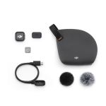 DJI Mic 3 Transmitter mit montiertem Windschutz für klare Sprachaufnahmen im Außenbereich
