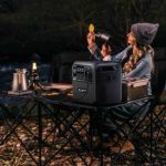 BLUETTI Elite 200 V2 Powerstation beim Laden mit Solarpanel im Freien