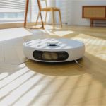 Reinigungsvorgang des EZVIZ RS2 mit rotierenden Mopps und starker Saugleistung