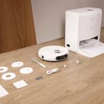 Lieferumfang des EZVIZ RS2 mit Roboter, Dockingstation und Zubehör