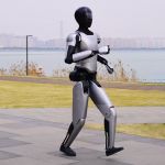 MagicBot Gen2 läuft draußen auf einem Bürgersteig mit Stadtblick im Hintergrund