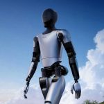 MagicBot Gen2 humanoider Roboter mit schwarzem Visier unter freiem Himmel mit Wolken