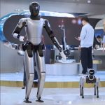 Magicbot humanoider Roboter mit Magicdog in einer Showroom-Vorführung, fortschrittliche Robotik-Demo