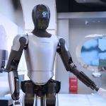 Magicbot humanoider Roboter mit silbernem Design, präsentiert im Hightech-Showroom
