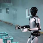 Magicbot Lagerroboter sortiert Kunststoffboxen in großer Halle, effiziente Logistiklösung