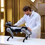 Wissenschaftler in weißem Kittel analysiert Magicdog EDU Roboterhund auf Labortisch