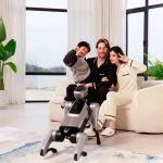 Familie posiert lachend im Wohnzimmer mit Magicdog Pro Roboterhund im Vordergrund