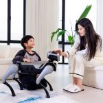 Magicdog Pro Roboterhund im Wohnzimmer, Interaktion mit Kind und Frau in entspannter Atmosphäre