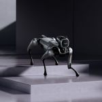 MagicDog Roboterhund mit intelligenter Bewegungstechnologie beim Treppensteigen in moderner Umgebung