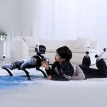 MagicDog EDU Roboterhund interagiert mit Kind im Wohnzimmer für spielerisches Lernerlebnis