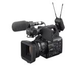 Sony PXW-Z300 mit angeschlossenem XLR-Mikrofon auf einem Stativ bei Tageslicht