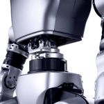 Nahaufnahme des Unitree G1 humanoiden Roboters mit Fokus auf der Torso- und Hüftverbindung, inklusive sichtbarer Metallgelenke, Schraubmodule und aktiver Rotationsmechanik.