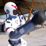 Unitree R1 im Labor für KI- und Robotikprojekte