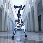 Detailaufnahme der Gelenke und internen Kabelführung des Unitree R1