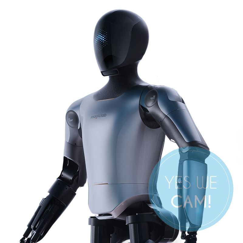 Magicbot humanoider Roboter mit ‚Yes we CAM!‘-Wasserzeichen, graues Hightech-Design im Studio